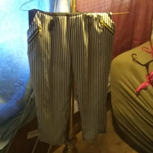 A black & white pair of capri's - Picture 4 of 6